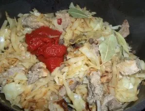 Add salt and pepper to taste. Add your favorite spices, bay leaf and tomato paste. You can use homemade tomato sauce or sliced tomatoes.