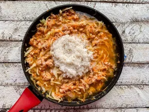 Sprinkle well-washed rice.