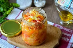 Fill the pre-sterilized jars with hot salad.