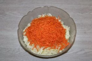 Transfer the cabbage to a deep salad bowl and add the grated carrots to it.
