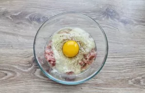 Beat the chicken egg in a bowl, add salt and pepper.