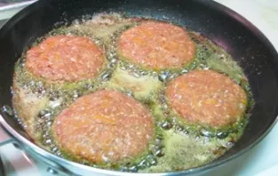 Cook cutlets over medium heat. Bake until a beautiful crust forms.