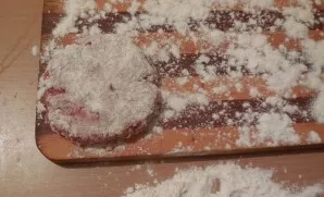 Press the balls on each side to form meatballs 1.5-2 cm thick. Sprinkle them with flour.