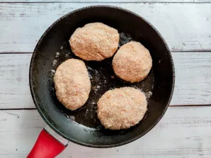 Fry the cutlets in a well-heated pan with vegetable oil until tender.