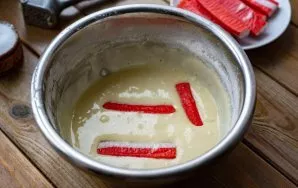 Dip all the crab sticks in the dough so that the surface of all the sticks is covered.