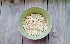 Mix all the ingredients for the salad.