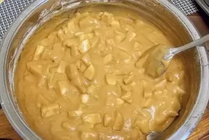 Add pears to the dough, mix.