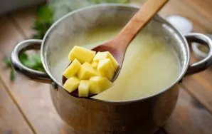 Put the potatoes in a saucepan and continue to cook everything together for another 10 minutes.