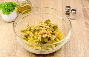 Cut the walnuts into small pieces and add to the salad. Add olive oil, salt and pepper to salads to taste.