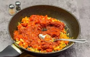 Heat the pan and pour in a little oil, add the vegetables and fry until tender, stirring, for 4-5 minutes. Then add the tomato paste and ...