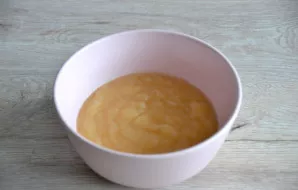 Rub the apples through a sieve, you need 170 grams of puree.