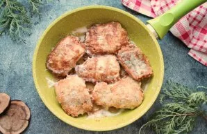 Heat vegetable oil in a pan and fry the pike over low heat on both sides until golden brown, about 4-5 minutes on both sides.