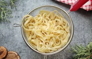 Boil the pasta in salted boiling water until tender and put in a sieve. Let the broth drain. Divide the pasta into serving bowls, pour ov...