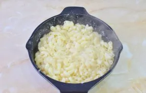 Finally, we pour the pasta with cream. Stir and bring to a boil. If you like a lot of sauce, you can add more water.