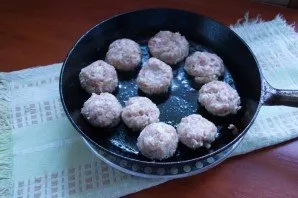 From the resulting mince form balls. Fry them in vegetable oil on all sides until golden brown.