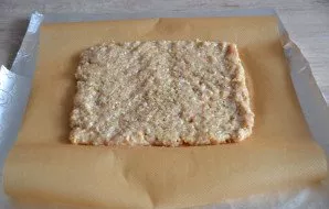 Spread the foil on the table, preferably 2 layers, slightly overlapping. Place the baking paper on the foil, place the chicken mince on t...