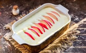 Grease the oven container with butter and sprinkle with semolina. Transfer the prepared semolina dough to the mold. Wash the apples, cut ...