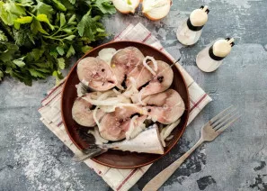 Remove the fish from the marinade, sprinkle with pickled onions and serve. Delicious!