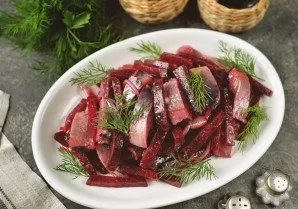After some time, transfer the pickled beets with herring to a convenient container, sprinkle with dill and serve. Bon Appetit!