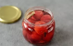 Put all the spices in the jar, pour the marinade and vegetable oil. Roll up the jar, wrap it with a towel and leave to cool completely.