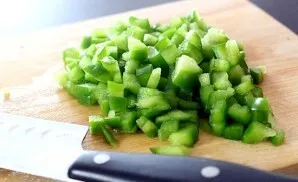 Cut the pepper and chili pepper into small cubes.