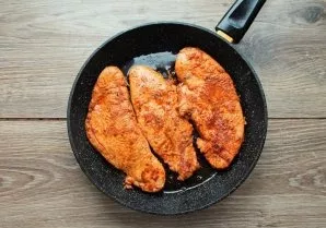 Pour vegetable oil into the pan and heat it over medium heat. Add the steaks and cook for 5-6 minutes on each side and serve.