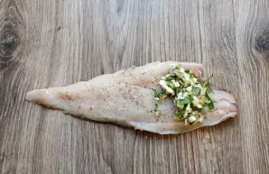 Divide the filling into four parts. Add fillet, salt and pepper. For each fillet, lay out one part of the filling, on the wide side.