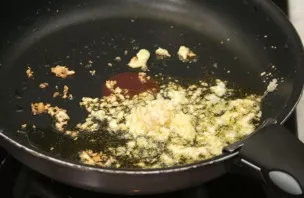 Heat olive oil in a pan. Squeeze the garlic and fry for 1 minute.