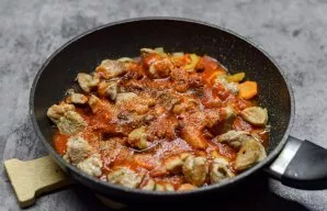 Mix tomato paste with hot water, stir and pour in meat and vegetables. Add sugar, soy sauce, salt and pepper to taste, paprika and garlic.