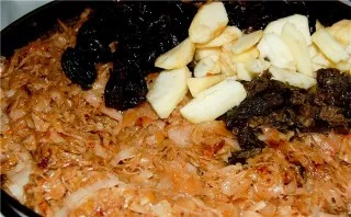 In a pan with sauerkraut, add fresh cabbage and simmer for 15 minutes. Then add mushrooms, apples, prunes, sugar, salt and mix. Put in th...