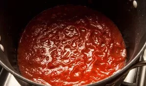 By this time, you can put a pot with tomato sauce on the fire. Let it boil slowly.