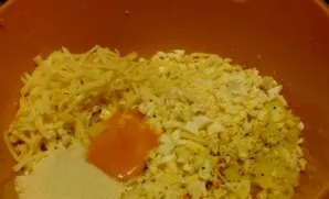 We prepare the filling. Mix mashed potatoes, cheese, boiled eggs, yolk, semolina, herbs, bell pepper. Add a pinch of salt and black pepper.