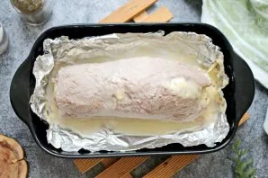 Put the roll in a hot oven and bake for 25 minutes at a temperature of 180 degrees.