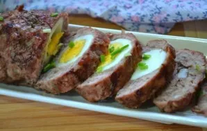 Meat pie with egg in the oven is ready. Wait for it to cool and cut. Delicious!