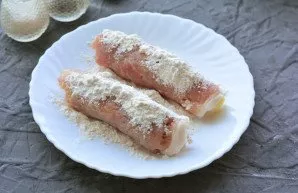 Roll the rolls in flour.