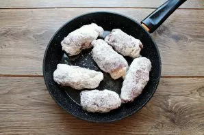 Pour vegetable oil into the pan and heat it. Roll the rolls on all sides in flour and put them in a pan.