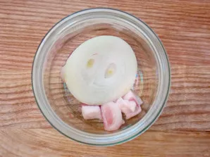 Cut the onion into rings and put it in jars one by one.