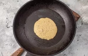 With a spoon or a small scoop, pour the dough into a hot pan. Bake over low heat under the lid for 1-1.5 minutes