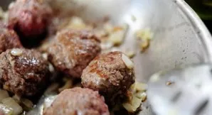 Cook the cutlets with onions for 2 minutes.