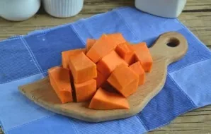 Cut the pumpkin into medium-sized pieces. The pumpkin should be cut quite coarsely compared to how you normally cut potatoes, as it is mu...