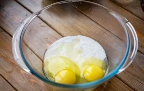 In a large bowl, beat the eggs, add sugar.