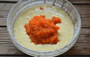 Crush the finished pumpkin with a blender or crush with a fork and put in the dough.