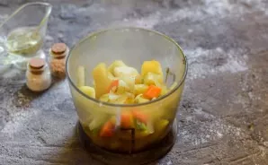 Transfer the prepared vegetables to the bowl of the blender, pour in the hot broth.