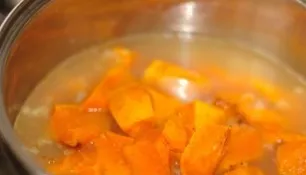 Add fried pumpkin and garlic to the soup, which must be peeled. Bring all the ingredients to a boil and remove the pot from the heat.