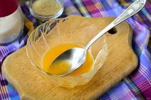 Squeeze the juice from the oranges, remove all the seeds.