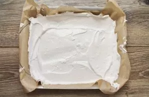 Line a 30 x 35 cm baking tray with baking paper and spread the moringa in an even layer.