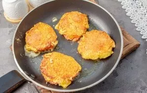 Heat the oil in a pan, put the carrot mass in the form of pancakes with a spoon, reduce the heat to below average and fry under the lid o...