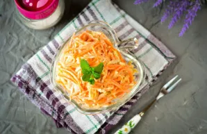 Serve the finished salad immediately. Enjoy your meal!