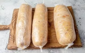 Divide the mince into 3-4 parts, depending on the desired thickness of the finished product. I divide into 3 parts. Put each part on a cl...