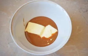 Add the butter to the hot caramel sauce and mix.